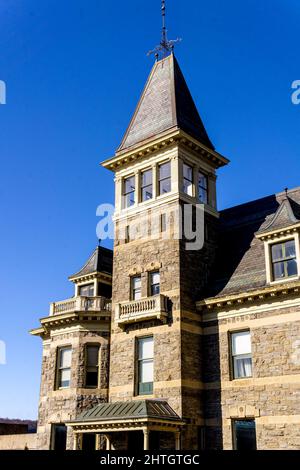 Yonkers, NY - USA - 27 févr. 2022 vue verticale du Glenview Mansion du Hudson River Museum, un musée d'art, ainsi que des expositions sur le histo Banque D'Images