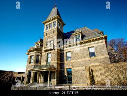 Yonkers, NY - USA - 27 févr. 2022 vue de trois quarts de la demeure Glenview du musée de l'Hudson River, un musée d'art, ainsi que des expositions sur le Banque D'Images