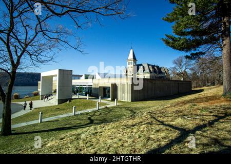 Yonkers, NY - USA - 27 févr. 2022 vue de trois quarts de l'entrée du Musée de l'Hudson, un musée d'art, ainsi que des expositions sur le HIS Banque D'Images