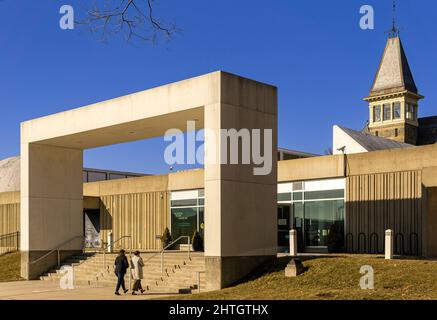 Yonkers, NY - USA - 27 févr. 2022 vue de trois quarts de l'entrée du musée de l'Hudson River, un musée d'art, ainsi que des expositions sur l'histoire, Banque D'Images