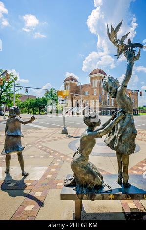 Une statue d'une fille la libération de colombes se trouve au coin de Kelly Ingram Park, près de 16e St. église Baptiste, le 12 juillet 2015, à Birmingham, Alabama. Banque D'Images