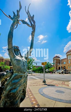 Une statue d'une fille la libération de colombes se trouve au coin de Kelly Ingram Park, près de 16e St. église Baptiste, le 12 juillet 2015, à Birmingham, Alabama. Banque D'Images