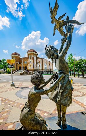 Une statue d'une fille la libération de colombes se trouve au coin de Kelly Ingram Park, près de 16e St. église Baptiste, le 12 juillet 2015, à Birmingham, Alabama. Banque D'Images