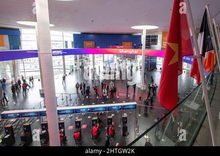 Barcelone,Espagne.28 février,2022. Vue générale de l'entrée pendant le premier jour du Congrès mondial Mobile annuel tenu à Barcelone crédit: Rosdemora/Alamy Live News Banque D'Images