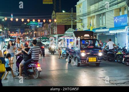 Scène urbaine de Hua Hin la nuit. Hua Hin est l'une des destinations de voyage les plus populaires en Thaïlande. Banque D'Images