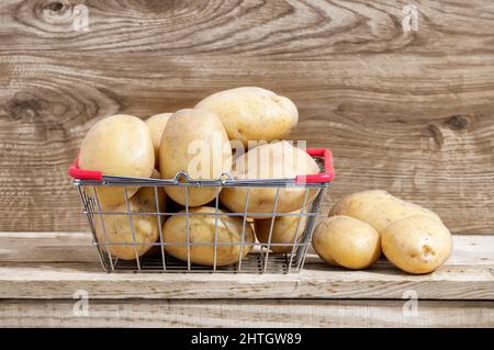 À partir de pommes de terre fraîches sur la table en bois Banque D'Images