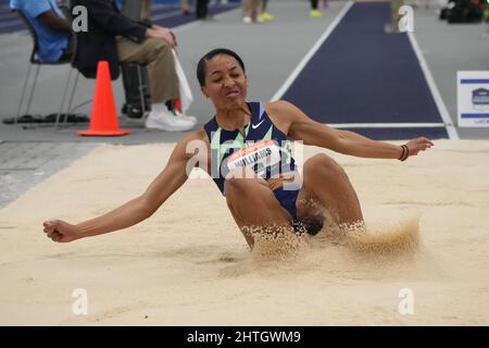 Kendell Williams saute 21-0 (6.40m) pour la première note du pentathlon féminin lors des Championnats des États-Unis en salle sur le podium, samedi 26 février 2022, à Spokane, lavé. Williams s'est classé deuxième au classement général avec 4 399 points. Banque D'Images