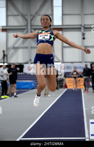 Kendell Williams saute 21-0 (6.40m) pour la première note du pentathlon féminin lors des Championnats des États-Unis en salle sur le podium, samedi 26 février 2022, à Spokane, lavé. Williams s'est classé deuxième au classement général avec 4 399 points. Banque D'Images