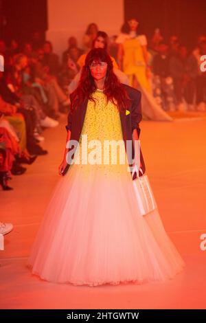 Paris, France. 28th févr. 2022. La mannequin Helena Christensen marche sur la piste du spectacle de mode Off White à l'automne hiver 2022 Collections Fashion Show à Paris Fashion week à Paris, France, le 28 février 2022. (Photo de Jonas Gustavsson/Sipa USA) crédit: SIPA USA/Alay Live News Banque D'Images