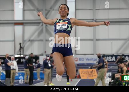 Kendell Williams saute 21-0 (6.40m) pour la première note du pentathlon féminin lors des Championnats des États-Unis en salle sur le podium, samedi 26 février 2022, à Spokane, lavé. Williams s'est classé deuxième au classement général avec 4 399 points. Banque D'Images