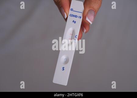 Gros plan du test rapide de l'antigène covid ou du test express de covid avec un résultat positif de covid-19 Banque D'Images
