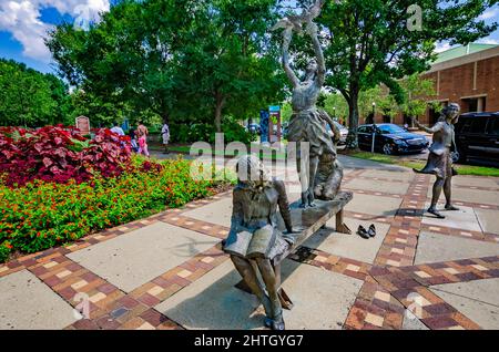 Une statue d'une fille la libération de colombes se trouve au coin de Kelly Ingram Park, près de 16e St. église Baptiste, le 12 juillet 2015, à Birmingham, Alabama. Banque D'Images