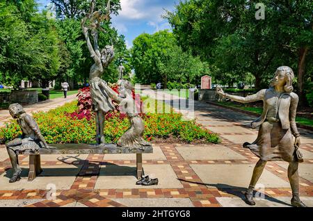 Une statue d'une fille la libération de colombes se trouve au coin de Kelly Ingram Park, près de 16e St. église Baptiste, le 12 juillet 2015, à Birmingham, Alabama. Banque D'Images