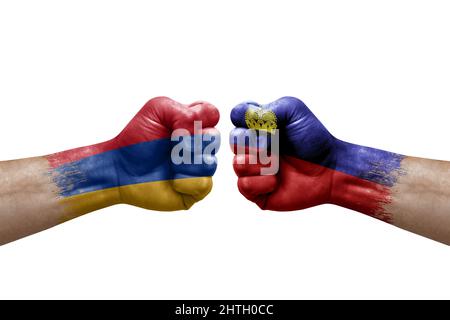 Deux mains poinçonner l'une à l'autre sur fond blanc. Drapeaux de pays peints poings, concept de crise de conflit entre l'arménie et le liechtenstein Banque D'Images