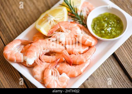 Crevettes fraîches sur un plateau en plastique avec citron et crevettes cuites au four dans le restaurant de fruits de mer Banque D'Images