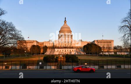 Washington, États-Unis. 28th févr. 2022. Une Ford Mustang passe devant une clôture de sécurité réinstallée au Capitole des États-Unis avant le discours du président Biden sur l'État de l'Union à Washington, D.C., le 28 février 2022. (Photo par Matthew Rodier/Sipa USA) crédit: SIPA USA/Alay Live News Banque D'Images