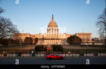 Washington, États-Unis. 28th févr. 2022. Une Ford Mustang passe devant une clôture de sécurité réinstallée au Capitole des États-Unis avant le discours du président Biden sur l'État de l'Union à Washington, D.C., le 28 février 2022. (Photo par Matthew Rodier/Sipa USA) crédit: SIPA USA/Alay Live News Banque D'Images