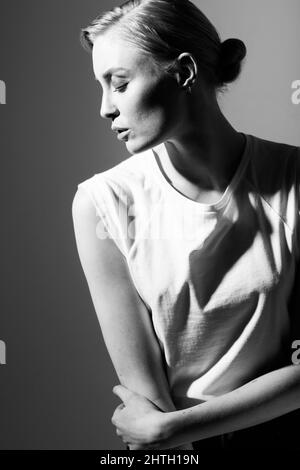 Beauté intemporelle. Image en noir et blanc d'une belle femme posant dans un vêtement décontracté. Banque D'Images