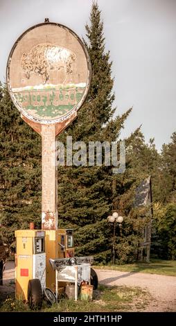 Ancienne station-service dans les Black Hills du Dakota du Sud avec panneau de gaz et pompes pour buffles anciens Banque D'Images