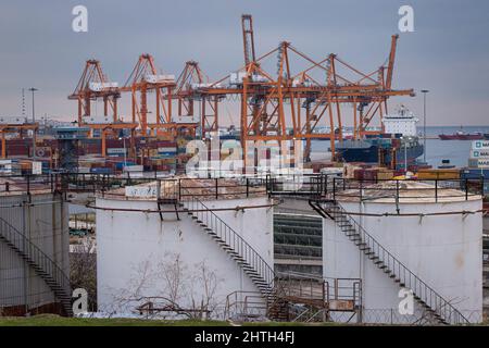 Pirée, Grèce. 22nd décembre 2021. Vue sur le port du Pirée en Grèce. (Photo par Konstantinos Zilos/SOPA Images/Sipa USA) crédit: SIPA USA/Alay Live News Banque D'Images