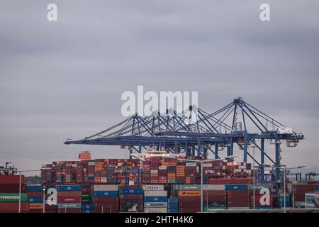 Pirée, Grèce. 22nd décembre 2021. Conteneurs d'expédition vus au port du Pirée en Grèce. (Credit image: © Konstantinos Zilos/SOPA Images via ZUMA Press Wire) Banque D'Images