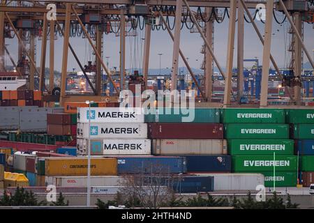 Pirée, Grèce. 22nd décembre 2021. Conteneurs d'expédition vus au port du Pirée en Grèce. (Credit image: © Konstantinos Zilos/SOPA Images via ZUMA Press Wire) Banque D'Images