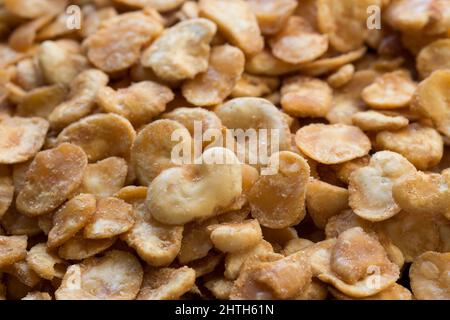 gros grains salés rôtis croustilles croustillantes gros plan sélectif Banque D'Images