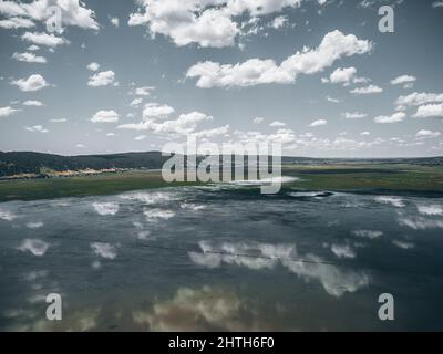 Vue panoramique sur le lac calme de Zurich en Suisse avec le reflet du ciel en surface Banque D'Images