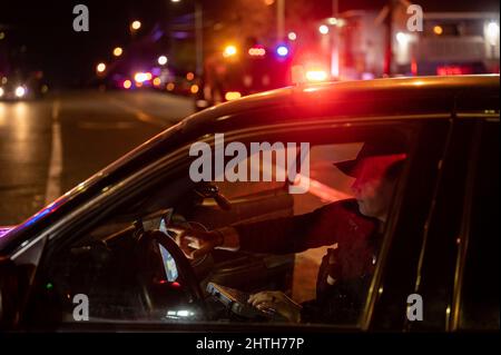 Sacramento, Californie, États-Unis. 28th févr. 2022. La police enquête sur une fusillade à l'église de Sacramento près de Wyda Way et Ethan Way à Sacramento, le lundi 28 février 2022. Un père a tué 4 personnes, tuant 3 de ses enfants avant de se tirer sur lui-même à l'église de Sacramento. (Image de crédit : © Paul Kitagaki Jr./ZUMA Press Wire) Banque D'Images
