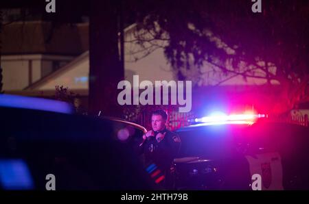 Sacramento, Californie, États-Unis. 28th févr. 2022. La police enquête sur une fusillade à l'église de Sacramento près de Wyda Way et Ethan Way à Sacramento, le lundi 28 février 2022. Un père a tué 4 personnes, tuant 3 de ses enfants avant de se tirer sur lui-même à l'église de Sacramento. (Image de crédit : © Paul Kitagaki Jr./ZUMA Press Wire) Banque D'Images