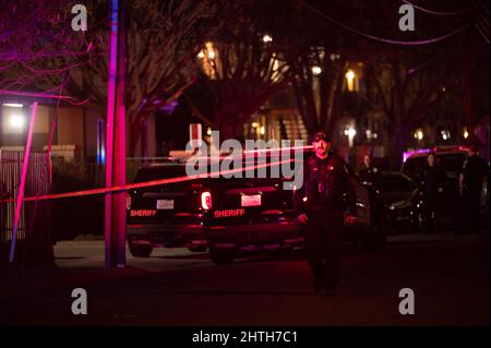 Sacramento, Californie, États-Unis. 28th févr. 2022. La police bloque Ethan Way et Wyda Way après une fusillade à l'église de Sacramento, le lundi 28 février 2022. Un père tue 4 personnes, tirant 3 de ses enfants avant de se tirer sur lui-même à l'église de Sacramento. (Image de crédit : © Paul Kitagaki Jr./ZUMA Press Wire) Banque D'Images