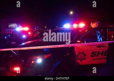 Sacramento, Californie, États-Unis. 28th févr. 2022. La police enquête sur une fusillade à l'église de Sacramento près de Wyda Way et Ethan Way à Sacramento, le lundi 28 février 2022. Un père a tué 4 personnes, tuant 3 de ses enfants avant de se tirer sur lui-même à l'église de Sacramento. (Image de crédit : © Paul Kitagaki Jr./ZUMA Press Wire) Banque D'Images