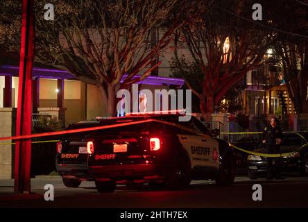 Sacramento, Californie, États-Unis. 28th févr. 2022. Un policier se tient à l'extérieur de l'église de Sacramento pour enquêter sur une fusillade à Wyda Way et Ethan Way à Sacramento, le lundi 28 février 2022. Un père a tué 4 personnes, tuant 3 de ses enfants avant de se tirer sur lui-même à l'église de Sacramento. (Image de crédit : © Paul Kitagaki Jr./ZUMA Press Wire) Banque D'Images