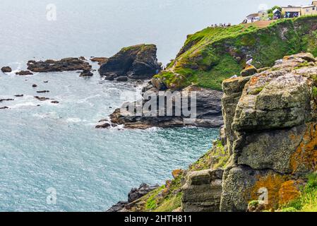 Le Lizard Peninsular,Southern Cornwall,Angleterre-juillet 24th 2021:les touristes se rassemblent sur les falaises lointaines, au point le plus sud de la Grande-Bretagne, appréciant le f Banque D'Images