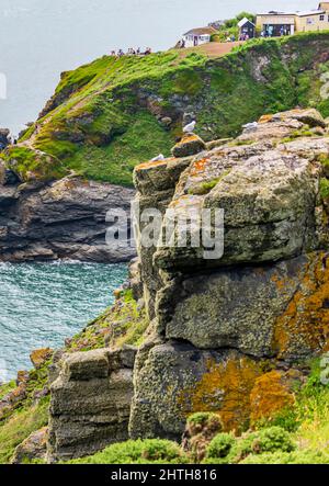 Le Lizard Peninsular,Southern Cornwall,Angleterre-juillet 24th 2021:les touristes se rassemblent sur les falaises lointaines, au point le plus sud de la Grande-Bretagne, appréciant le f Banque D'Images