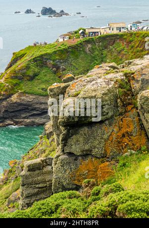 Le Lizard Peninsular,Southern Cornwall,Angleterre-juillet 24th 2021:les touristes se rassemblent sur les falaises lointaines, au point le plus sud de la Grande-Bretagne, appréciant le f Banque D'Images