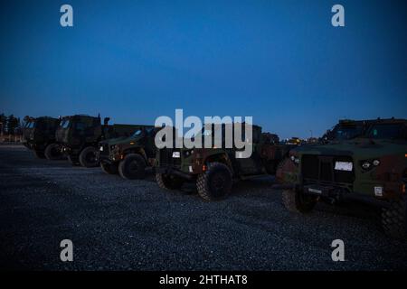 Les véhicules tactiques sont mis en scène par l'équipe de contrôle des mouvements 624th, Bataillon d'approvisionnement de l'Armée de terre – Allemagne, 23 février 2022, dans la zone d'entraînement de Grafenwoehr, Allemagne. Le véhicule fait partie d'un ensemble d'équipements de l'équipe de combat de la Brigade blindée provenant des stocks prépositionnés par l'armée 2 du site de Coleman à Mannheim, en Allemagne, pour être utilisé par des unités de déploiement. (É.-U. Photo de l'armée par la SPC. Nathaniel Gayle) Banque D'Images