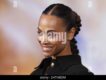 New York, États-Unis. 28th févr. 2022. Zoe Saldana arrive sur le tapis rouge à la première mondiale Netflix du projet Adam à Alice Tully Hall/Lincoln Centre à New York le lundi 28 février 2022. Photo de John Angelillo/UPI crédit: UPI/Alay Live News Banque D'Images