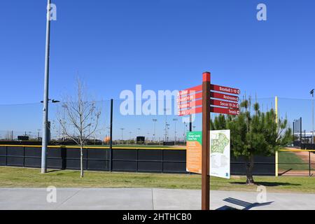 IRVINE, CALIFORNIE - 25 FÉVRIER 2022 : panneau Orange County Great Park avec flèches d'accès à divers sites et terrains de sport. Banque D'Images