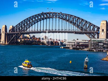 Taxi maritime jaune en direction de Sydney Harbour Bridge sur le chemin de la rive nord Banque D'Images