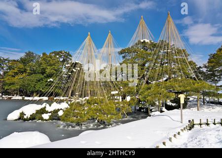 Ishikawa, Japon - 25 février 2022 : lanterne en pierre le long de l'étang gelé de Kasumigaike à Kenrokuen, l'un des plus beaux jardins du Japon, en hiver Banque D'Images