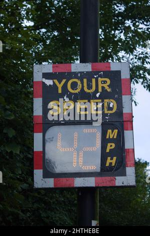 Symbole de limite de vitesse numérique, affichage 42 MPH. Le conducteur peut voir sur l'affichage sa vitesse et un Smiley sous limite ou un visage triste en conduisant trop vite Banque D'Images