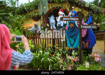 Les amis sont enthousiastes et prennent des photos avec la réplique de la maison hobbiton lors de l'événement FLORIA à Putrajaya, Malaisie . Un présentoir de la maison hobbit présenté dans Lord O Banque D'Images
