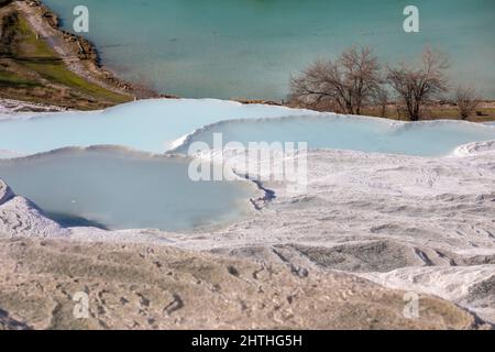 Travertins carbonatés des piscines naturelles pendant le coucher du soleil, Pamukkale, Turquie Banque D'Images