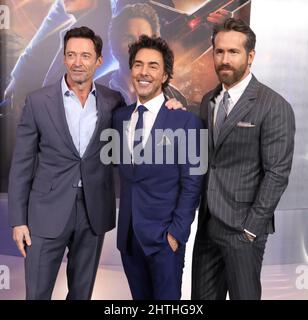 Le 28 février 2022, New York, New York, États-Unis : les acteurs HUGH JACKMAN, directeur SHAWN LEVY et RYAN REYNOLDS assistent à la première à New York du projet˜Adam qui a eu lieu au Hall Alice Tully au Lincoln Centre. (Credit image: © Nancy Kaszerman/ZUMA Press Wire) Banque D'Images