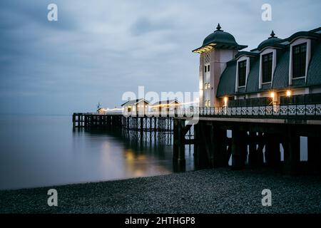 Belle scène du Penarth Pier Pavilion sur l'eau contre un majestueux ciel voilé au pays de Galles, Royaume-Uni Banque D'Images