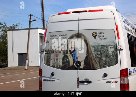 Ukraine, Kind mit Schutz Gasmaske auf dem Reisebus, Einfahrt zur verstrahlten Sperrzone von TscherTchernobyl und Pripjat, Am Kontrollpunkt Banque D'Images
