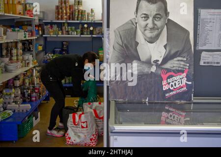 Un volontaire distribue de la nourriture à une personne en situation précaire, en France, le 28 février 2022. Centre de distribution restaurants du coeur à Briançon. Photo de Thibaut Durand/ABACAPRESS.COM Banque D'Images