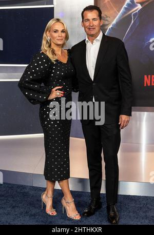 New York, États-Unis. 28th févr. 2022. Molly Sims et Scott Stuber assistent à la première Adam Project by Netflix à Alice Tully Hall à New York le 28 février 2022. (Photo de Lev Radin/Sipa USA) crédit: SIPA USA/Alay Live News Banque D'Images