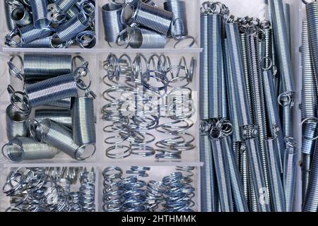 Ressorts métalliques de différentes tailles dans une boîte Banque D'Images